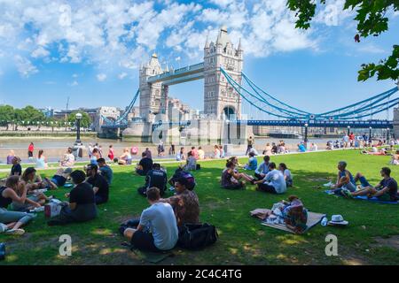 LONDON, UK - JULI 25,2019 : Menschen genießen den Sommer in der Nähe der Tower Bridge in London Stockfoto