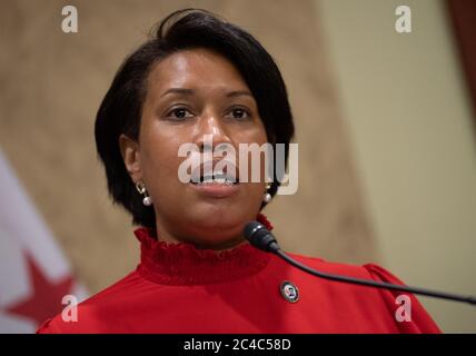 Washington, Usa. Juni 2020. Washington, DC Bürgermeister Muriel Bowser spricht auf einer Pressekonferenz über DC Staatlichkeit Gesetzgebung im US-Capitol in Washington, DC am Donnerstag, 25. Juni 2020. Das Repräsentantenhaus wird voraussichtlich morgen abstimmen und einen Gesetzentwurf zur Staatlichkeit von DC verabschieden und ihn dem Senat zur Prüfung schicken, um Washington DC zum 51. Staat zu machen. Foto von Kevin Dietsch/UPI Kredit: UPI/Alamy Live News Stockfoto