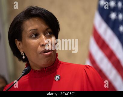 Washington, Usa. Juni 2020. Washington, DC Bürgermeister Muriel Bowser spricht auf einer Pressekonferenz über DC Staatlichkeit Gesetzgebung im US-Capitol in Washington, DC am Donnerstag, 25. Juni 2020. Das Repräsentantenhaus wird voraussichtlich morgen abstimmen und einen Gesetzentwurf zur Staatlichkeit von DC verabschieden und ihn dem Senat zur Prüfung schicken, um Washington DC zum 51. Staat zu machen. Foto von Kevin Dietsch/UPI Kredit: UPI/Alamy Live News Stockfoto