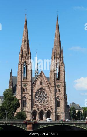 St. Paul's Church of Strasbourg (eine große gotische Neuerbauungsarchitektur). Stockfoto