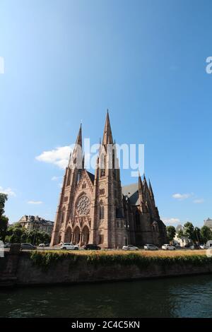 Seitenaufnahme der St. Paul's Church of Strasbourg (eine bedeutende neugotische Architektur) Stockfoto