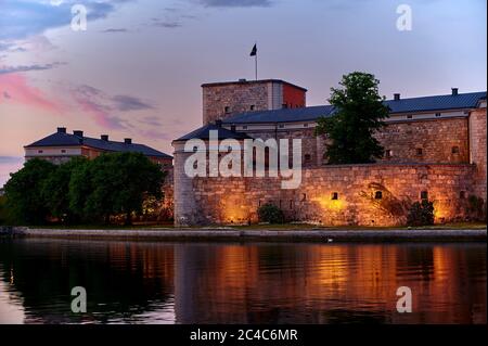 Die Festung Vaxholms wurde gebaut, um Stockholms Bucht zu verteidigen und ist ein herrschaftliches Schloss an diesem schönen Abend Stockfoto