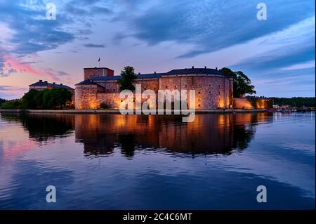 Die Festung Vaxholms wurde gebaut, um Stockholms Bucht zu verteidigen und ist ein herrschaftliches Schloss an diesem schönen Abend Stockfoto