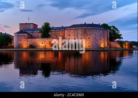 Die Festung Vaxholms wurde gebaut, um Stockholms Bucht zu verteidigen und ist ein herrschaftliches Schloss an diesem schönen Abend Stockfoto