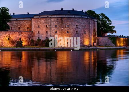 Die Festung Vaxholms wurde gebaut, um Stockholms Bucht zu verteidigen und ist ein herrschaftliches Schloss an diesem schönen Abend Stockfoto