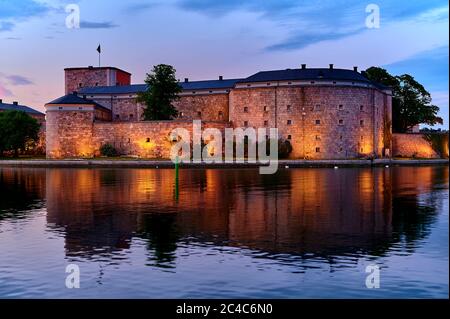 Die Festung Vaxholms wurde gebaut, um Stockholms Bucht zu verteidigen und ist ein herrschaftliches Schloss an diesem schönen Abend Stockfoto