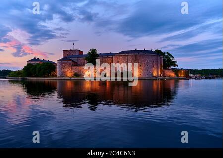 Die Festung Vaxholms wurde gebaut, um Stockholms Bucht zu verteidigen und ist ein herrschaftliches Schloss an diesem schönen Abend Stockfoto