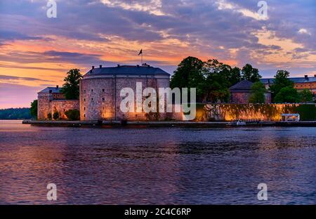 Die Festung Vaxholms wurde gebaut, um Stockholms Bucht zu verteidigen und ist ein herrschaftliches Schloss an diesem schönen Abend Stockfoto