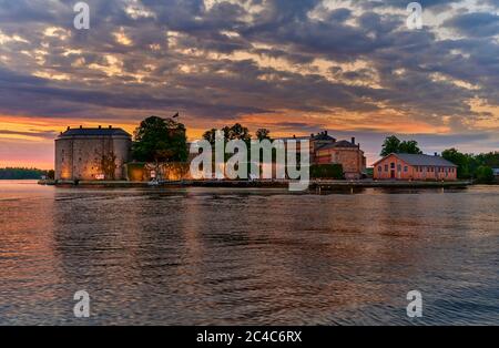 Die Festung Vaxholms wurde gebaut, um Stockholms Bucht zu verteidigen und ist ein herrschaftliches Schloss an diesem schönen Abend Stockfoto