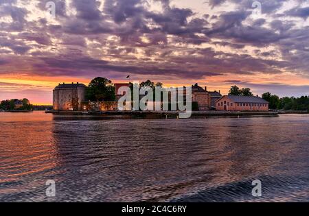 Die Festung Vaxholms wurde gebaut, um Stockholms Bucht zu verteidigen und ist ein herrschaftliches Schloss an diesem schönen Abend Stockfoto