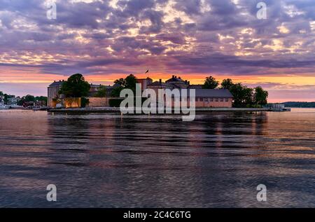 Die Festung Vaxholms wurde gebaut, um Stockholms Bucht zu verteidigen und ist ein herrschaftliches Schloss an diesem schönen Abend Stockfoto