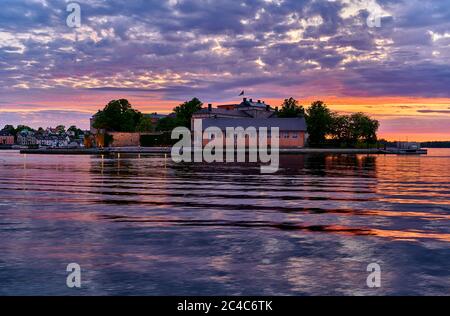 Die Festung Vaxholms wurde gebaut, um Stockholms Bucht zu verteidigen und ist ein herrschaftliches Schloss an diesem schönen Abend Stockfoto