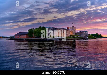 Die Festung Vaxholms wurde gebaut, um Stockholms Bucht zu verteidigen und ist ein herrschaftliches Schloss an diesem schönen Abend Stockfoto