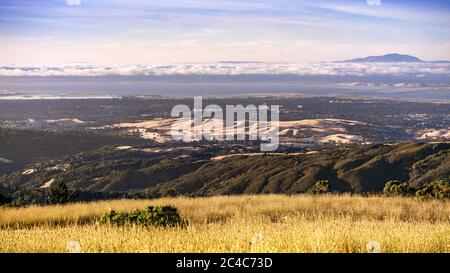 Luftaufnahme eines Teils des Silicon Valley, mit Stanford University, Palo Alto und Menlo Park entlang der Küste der San Francisco Bay; Mount Diablo r Stockfoto
