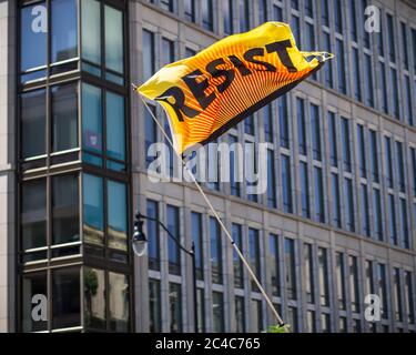 Protestierende und Protestschilder beim Black Lives Matter-Protest in Washington, DC im Juni 2020 Stockfoto