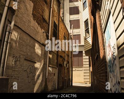 Schmale Gasse zwischen 2 Backsteingebäuden in Wheeling WV USA Stockfoto