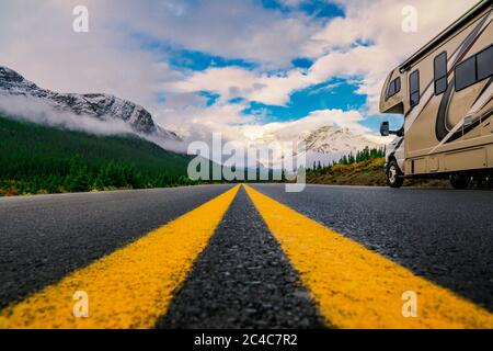 Sommer Road Trip Highway in den Bergwald in Wohnmobil Wohnmobil Stockfoto