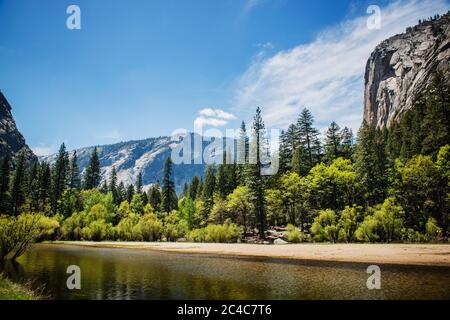Berg mit Blick auf den Spiegelsee im Yosemite Nationalpark, Mariposa County, Kalifornien, USA Stockfoto