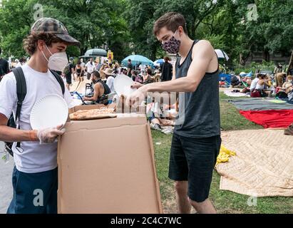 New York, Usa. Juni 2020. Kostenloses Essen, wo sich Demonstranten am dritten Tag vor dem Rathaus versammeln und Bürgermeister Bill de Blasio fordern, das Budget der NYPD zu kürzen. Zwischen 200 und 300 Demonstranten übernachten über Nacht und entschlossen sich, frühestens in der nächsten Woche zu bleiben, wenn das Stadtbudget fällig ist. (Foto von Lev Radin/Pacific Press) Quelle: Pacific Press Agency/Alamy Live News Stockfoto