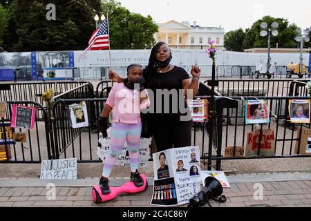 Washington D.C., District of Columbia, USA. Juni 2020. Shenita Binns, 13-jährige Angestellte der Bundesbehörden, und ihre 7-jährige Tochter Ysrael marschieren seit dem ersten Tag zur Unterstützung von Black Lives Matter. Shenita war unter der ersten Menge, die in den Straßen von Washington, DC, gedrückt und tränenvergast wurde, damit Trump über die Straße zur St. JohnÃs Kirche gehen konnte, um ein Foto mit einer bibel zu machen. Ihr Sohn im Teenageralter ist Opfer rassischer Ungerechtigkeit. Quelle: Amy Katz/ZUMA Wire/Alamy Live News Stockfoto