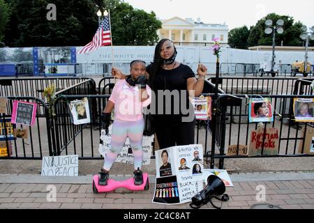 Washington D.C., District of Columbia, USA. Juni 2020. Shenita Binns, 13-jährige Angestellte der Bundesbehörden, und ihre 7-jährige Tochter Ysrael marschieren seit dem ersten Tag zur Unterstützung von Black Lives Matter. Shenita war unter der ersten Menge, die in den Straßen von Washington, DC, gedrückt und tränenvergast wurde, damit Trump über die Straße zur St. JohnÃs Kirche gehen konnte, um ein Foto mit einer bibel zu machen. Ihr Sohn im Teenageralter ist Opfer rassischer Ungerechtigkeit. Quelle: Amy Katz/ZUMA Wire/Alamy Live News Stockfoto