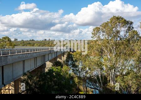 Die historische alte Blanchetown Brücke über den schönen Fluss Murray in Blanchetown im riverland South Australia am 20. Juni 2020 Stockfoto