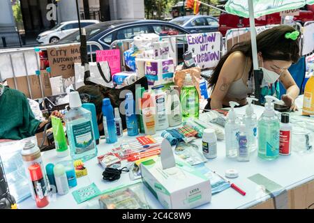 New York, NY - 25. Juni 2020: Kostenlose Vorräte, wo Demonstranten vor dem Rathaus für den dritten Tag versammeln und fordern Bürgermeister Bill de Blasio knackigen NYPD-Haushalt Stockfoto