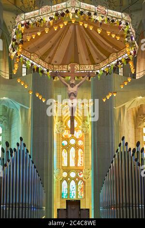 Die Kreuzigung über dem Altar in Gaudis Sagrada Familia Stockfoto