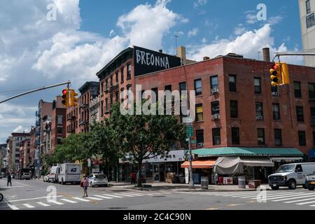 New York, NY - 25. Juni 2020: Menschen gehen und Autos bewegen sich unter der Plakatwand von Breonna Taylor, die in Chinatown zu sehen ist Stockfoto