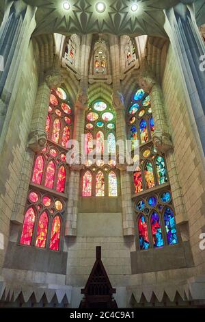 Glasmalerei im Querschiff der Sagrada Familia, Barcelona Stockfoto