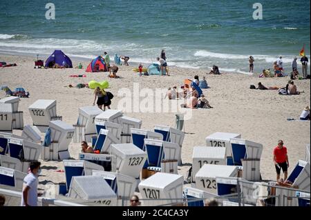 Sylt, Deutschland. Juni 2020. Liegestühle am Strand von Westerland finden Sie. (To dpa 'die Leute sind euphorisch' - Urlaub auf Sylt in Zeiten von Corona') Quelle: Carsten Rehder/dpa/Alamy Live News Stockfoto