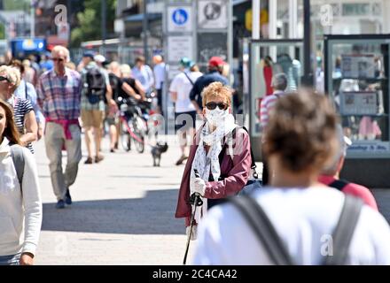 Sylt, Deutschland. Juni 2020. Besucher wandern durch die Friedrichstraße im Westerland. (To dpa 'People are Euphoric' - Urlaub auf Sylt in Times of Corona') Quelle: Carsten Rehder/dpa/Alamy Live News Stockfoto