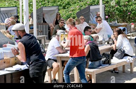 Sylt, Deutschland. Juni 2020. Besucher sitzen im Außenbereich der 'Sansibar'. (To dpa 'die Leute sind euphorisch' - Urlaub auf Sylt in Zeiten von Corona') Quelle: Carsten Rehder/dpa/Alamy Live News Stockfoto