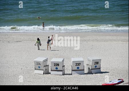 Sylt, Deutschland. Juni 2020. Liegestühle sind am Strand von Kampen vorhanden. (To dpa 'die Leute sind euphorisch' - Urlaub auf Sylt in Zeiten von Corona') Quelle: Carsten Rehder/dpa/Alamy Live News Stockfoto