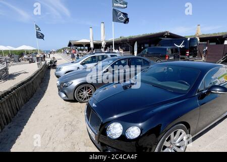 Sylt, Deutschland. Juni 2020. Vor der Sansibar stehen edle Fahrzeuge. (To dpa 'die Leute sind euphorisch' - Urlaub auf Sylt in Zeiten von Corona') Quelle: Carsten Rehder/dpa/Alamy Live News Stockfoto