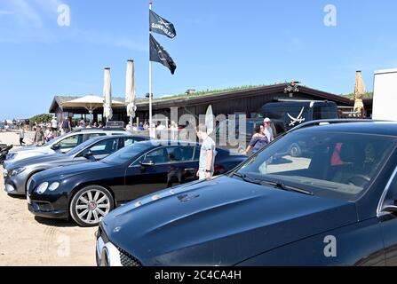 Sylt, Deutschland. Juni 2020. Vor der Sansibar stehen edle Fahrzeuge. (To dpa 'die Leute sind euphorisch' - Urlaub auf Sylt in Zeiten von Corona') Quelle: Carsten Rehder/dpa/Alamy Live News Stockfoto