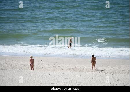 Sylt, Deutschland. Juni 2020. Besucher stehen am Strand von Kampen. (To dpa 'die Leute sind euphorisch' - Urlaub auf Sylt in Zeiten von Corona') Quelle: Carsten Rehder/dpa/Alamy Live News Stockfoto