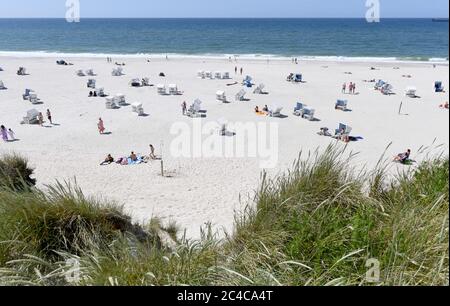 Sylt, Deutschland. Juni 2020. Liegestühle sind am Strand von Kampen vorhanden. (To dpa 'die Leute sind euphorisch' - Urlaub auf Sylt in Zeiten von Corona') Quelle: Carsten Rehder/dpa/Alamy Live News Stockfoto