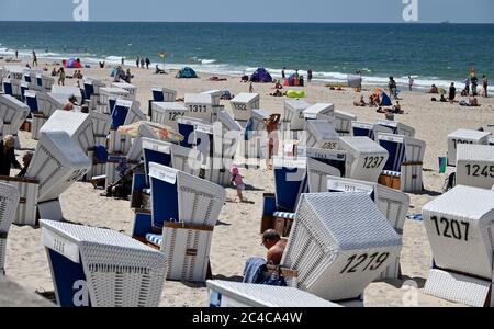 Sylt, Deutschland. Juni 2020. Liegestühle am Strand von Westerland finden Sie. (To dpa 'die Leute sind euphorisch' - Urlaub auf Sylt in Zeiten von Corona') Quelle: Carsten Rehder/dpa/Alamy Live News Stockfoto