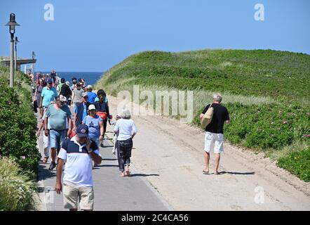 Sylt, Deutschland. Juni 2020. Besucher gehen zum Strand von Kampen. (To dpa 'die Leute sind euphorisch' - Urlaub auf Sylt in Zeiten von Corona') Quelle: Carsten Rehder/dpa/Alamy Live News Stockfoto