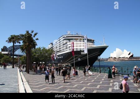 Die Holland America Line MS Oosterdam ist am Übersee-Passagierterminal in Sydney festgemacht. Stockfoto