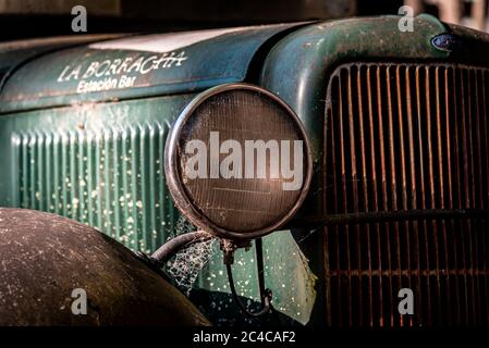 MAR DE LAS PAMPAS, ARGENTINIEN, 10. NOVEMBER 2019: An einem sonnigen Tag können Sie die Lichter eines alten schmutzigen, rostigen, grungigen und voller Spinnennetze Lastwagen aus nächster Nähe sehen Stockfoto