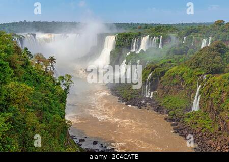 Luftlandschaftsansicht über die Iguazu Wasserfälle (Iguacu auf Portugiesisch) und den tropischen Regenwald, Brasilien. Stockfoto