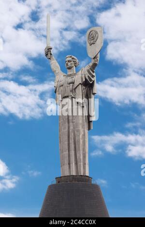 Kiew, Ukraine - März 2019: Das berühmte Mutterland-Denkmal, auch bekannt als Rodina-Matte auf einem wolkigen blauen Himmel Stockfoto