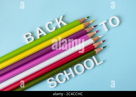 Bunte Neon-Stifte auf hellblauem Hintergrund Stockfoto