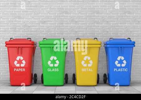 Rot, Grün, Gelb und Blau Papierkorb mit Recycling-Symbol vor der Ziegelwand. 3d-Rendering Stockfoto