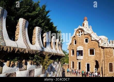 Schlange, um Casa del Guarda, im Park Güell bei Gaudi, Barcelona, zu betreten Stockfoto