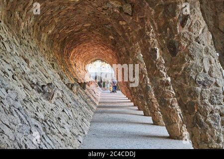 Ein Spaziergang unter den Bögen im Park Güell von Antoni Gaudi, Barcelona Stockfoto