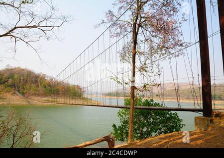 Eine lange hölzerne Hängebrücke Stockfoto