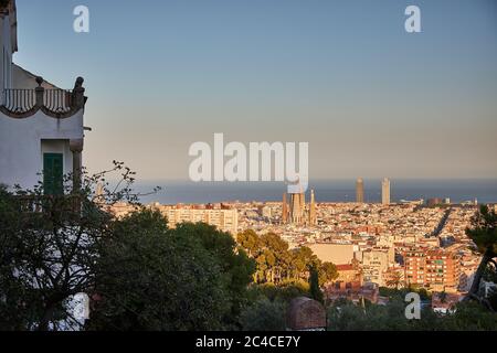 Blick vom Park Güell von Barcelona von Antoni Gaudi, mit seiner teilweise gebauten Kathedrale Sagrada Familia, die sich im Zentrum erhebt Stockfoto